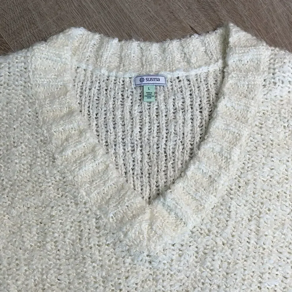 NWOT SUSINA Women's Fluffy Boucle Creamy V-Neck Knit Sweater